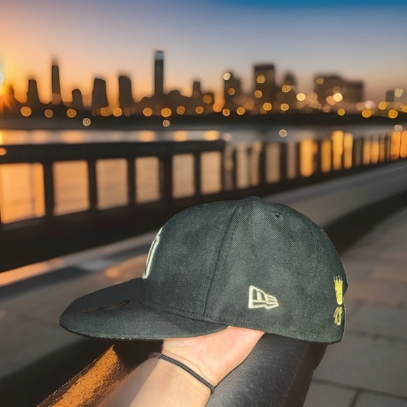 New Era Black Yankees & White White Sox Floral Patch Caps~Comes in two - Picture 7 of 8